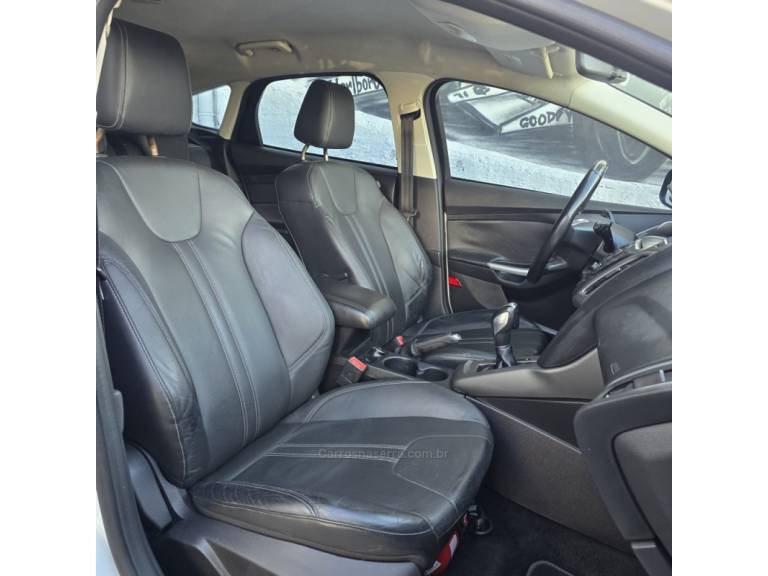 FORD - FOCUS - 2015/2015 - Branca - R$ 52.900,00
